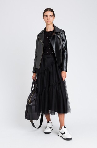 Zvončasto krilo iz tila