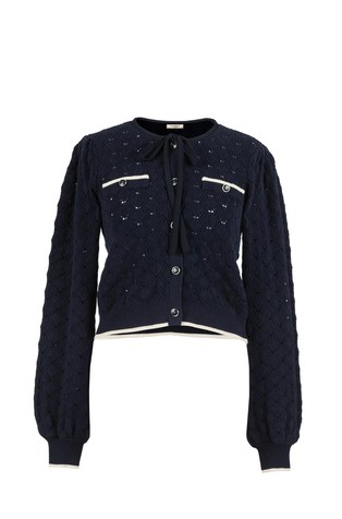 Teksturirano pletena jopa s kontrastnimi detajli