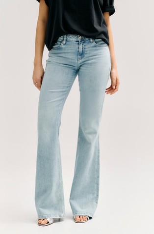 Jeans hlače z nizkim pasom in zvončastimi hlačnicami