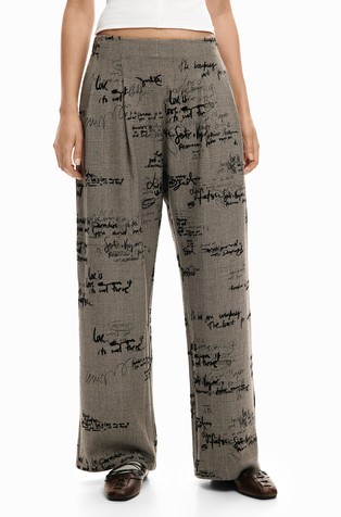 Hlače s karirastim vzorcem in napisi