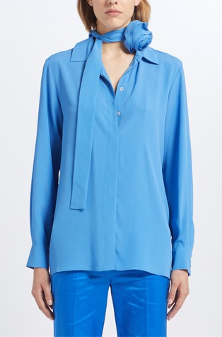 Crepe shirt shirt with flower accessory