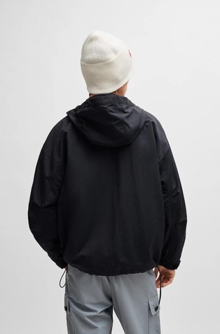 HUGO BOSS Vodoodbojna vetrovka s kapuco in zloženim logotipom Črna - Black 3