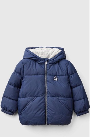 Prešita bunda s kapuco in kosmateno podlogo