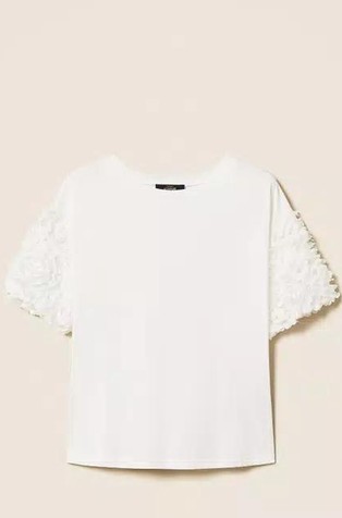 Majica s kratkimi rokavi in cvetličnimi aplikacijami