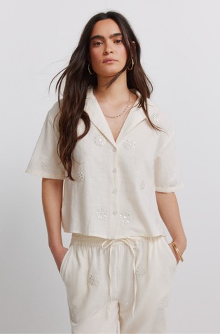 Bombažna srajca s kratkimi rokavi in vezenimi rožicami