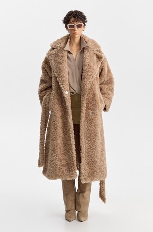 Dolg plašč iz kodraste tkanine