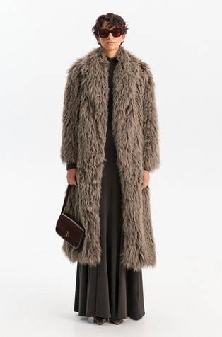 Dolg plašč iz umetnega krzna