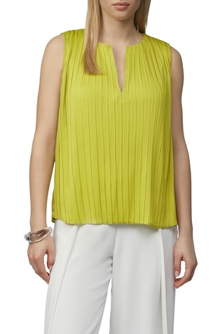 Sleeveless blouse with pleats