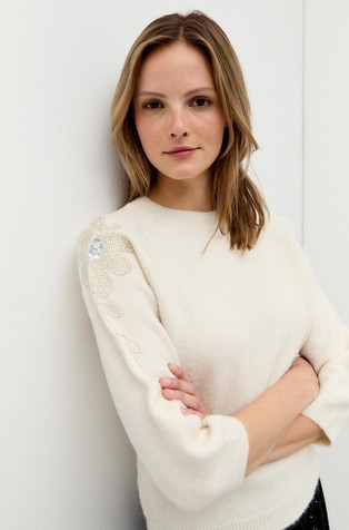 Pleten pulover z bleščečimi aplikacijami