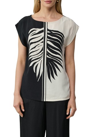 Sleeveless blouse top with a contrasting motif