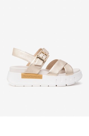 Sandali iz kovinsko svetlečega usnja