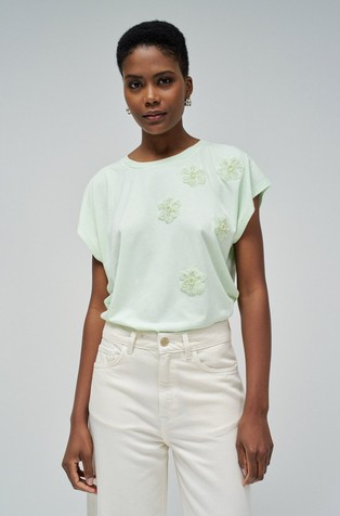 T-shirt with flower appliques