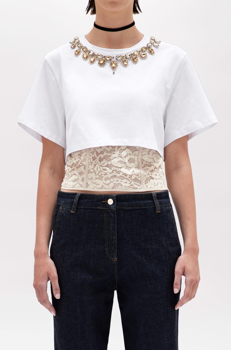 BLUGIRL Cropped majica z okrasnimi kamni in čipkastim topom Bela - White / Beige 