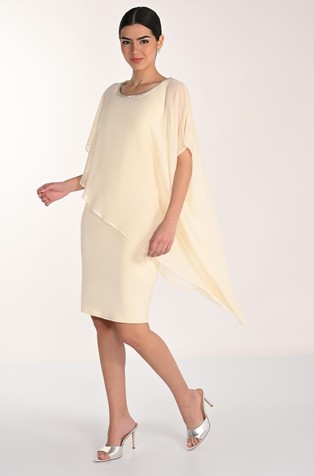 Coctail obleka z okrasnimi kamenčki in asimetričnim ogrinjalom