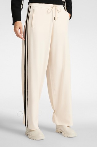 Široke pletene hlače s kontrastnimi črtami