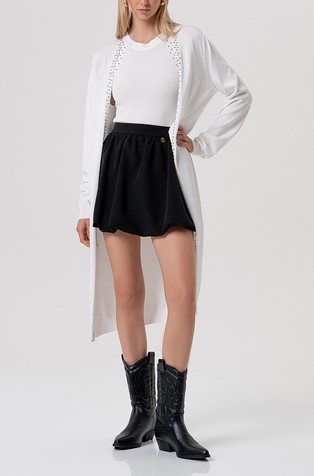 Dolga pletena jopa s kovinskimi perlami