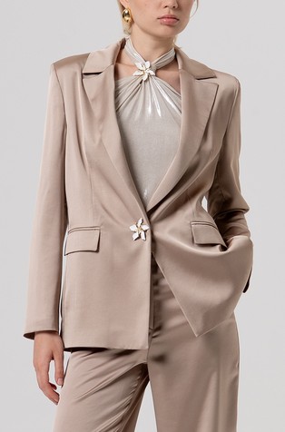 Oversize fit satenast suknjič s cvetlično broško