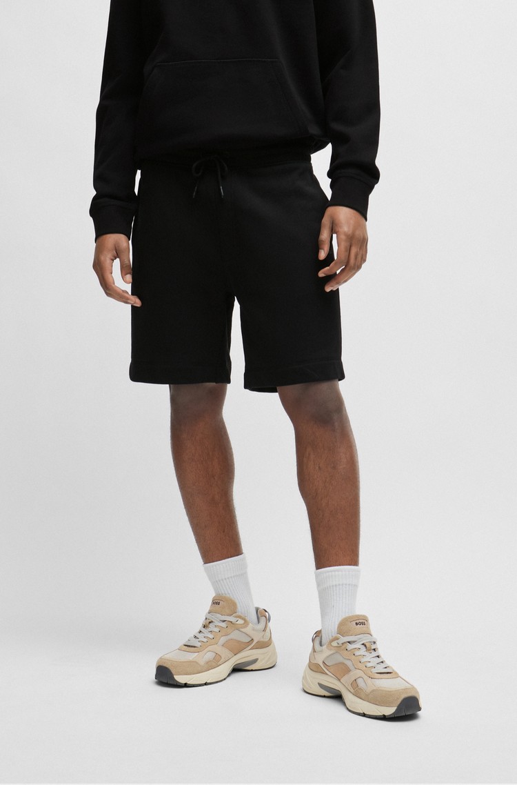 HUGO BOSS Regular fit kratke hlače z logo našitkom Črna - Black 