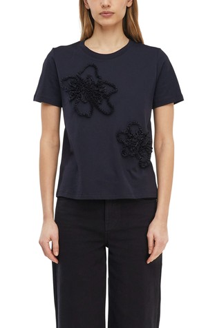 Majica s cvetlično aplikacijo