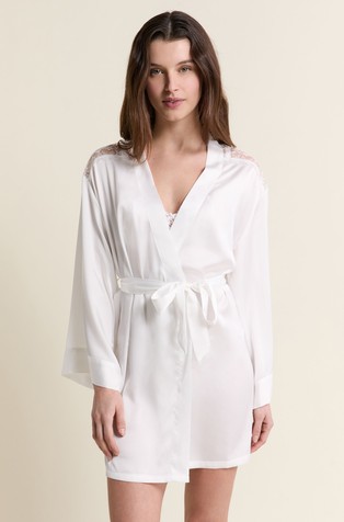 Mascarade kratka satenasta jutranja halja s čipko in pasom