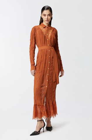 Long wrinkled shirt dress with lace details