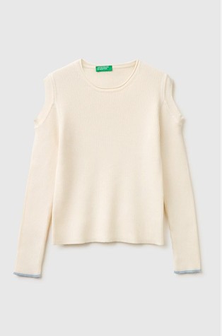 Pleten pulover z izrezom na ramah