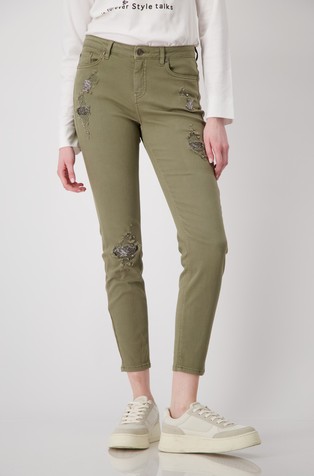 Slim fit jeans hlače z raztrganinami in okrasnimi detajli