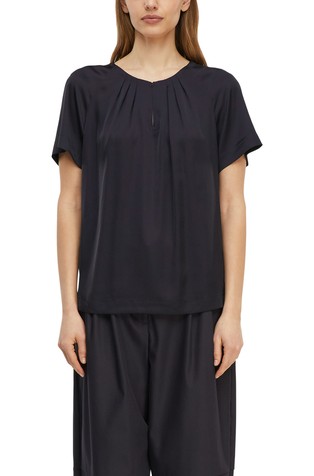 Satenasta bluza s kratkimi rokavi in nabranim ovratnikom