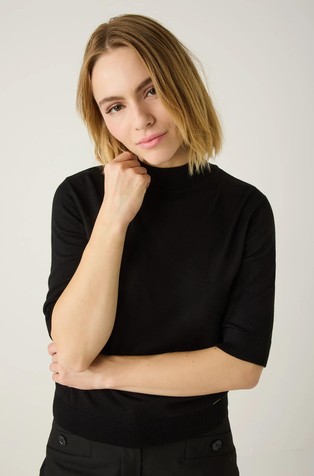 Pletena majica s povišanim ovratnikom in kratkimi rokavi