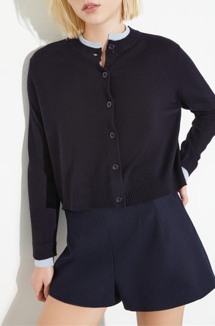 Pletena volnena jopa s kontrastnimi obrobami