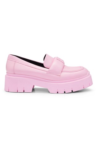 Usnjeni loafer čevlji z logo našitkom