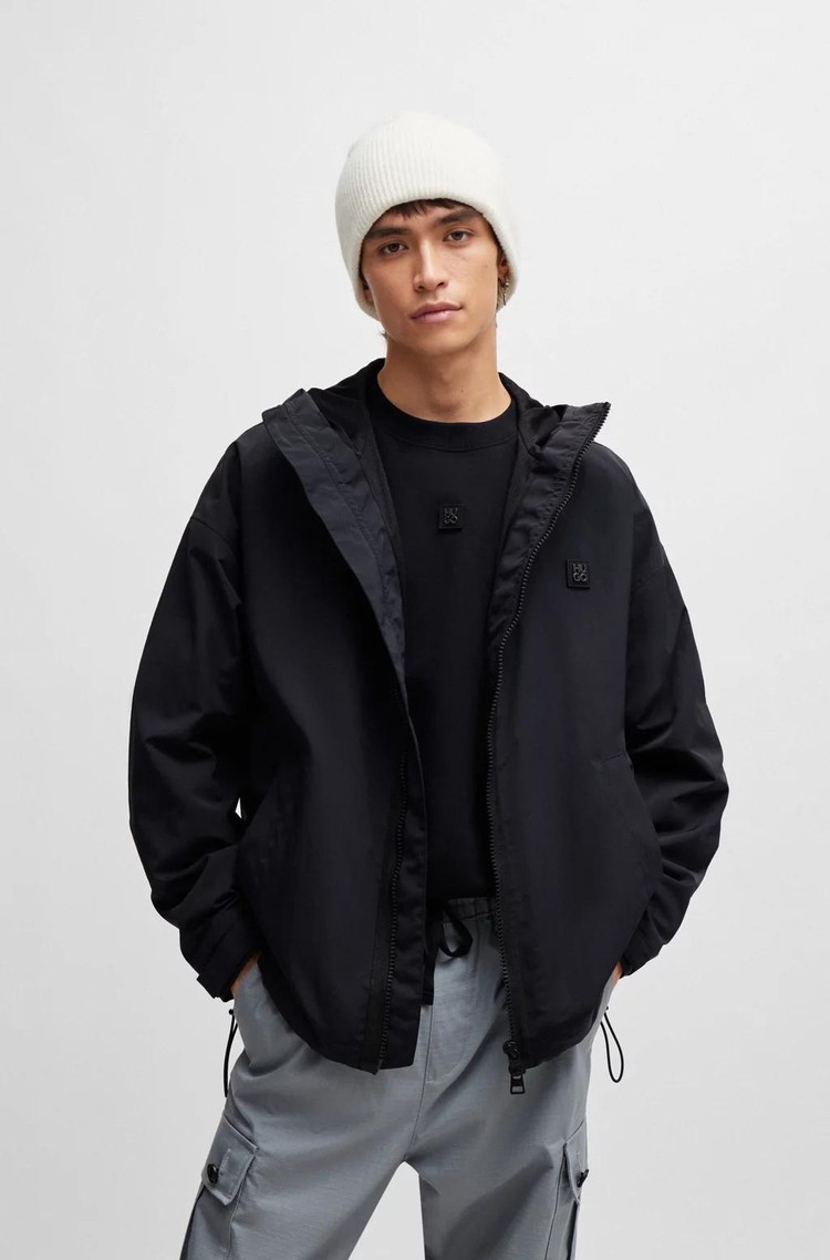 HUGO BOSS Vodoodbojna vetrovka s kapuco in zloženim logotipom Črna - Black 