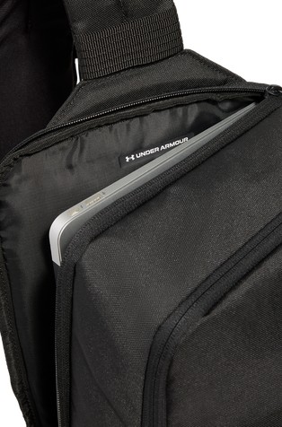 UNDER ARMOUR Triumph vodoodbojen nahrbtnik z eno naramnico Črna - Black 3