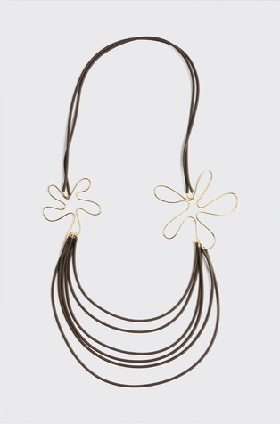 Verižica s cvetličnima detajloma