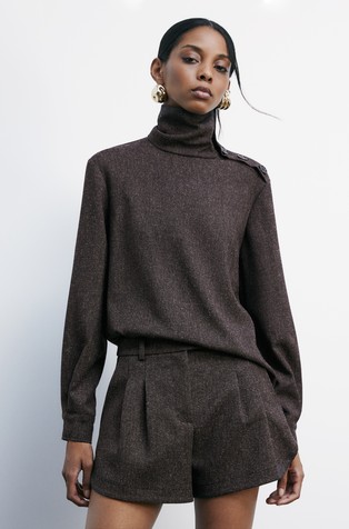 Strukturirana bluza z visokim ovratnikom in gumbi