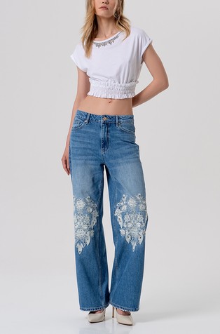 Zvončaste jeans hlače z vezeninami in spranim videzom