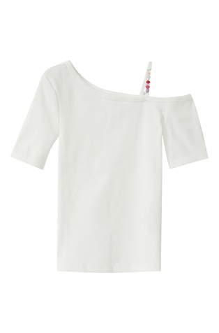 Majica z asimetričnim izrezom in dekorativnimi perlicami