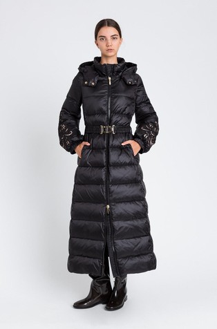 Dolga prešita puhovka s perforiranimi cvetličnimi vezeninami