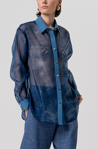 Srajca iz svetleče organze s potiskom in kontrastnimi detajli