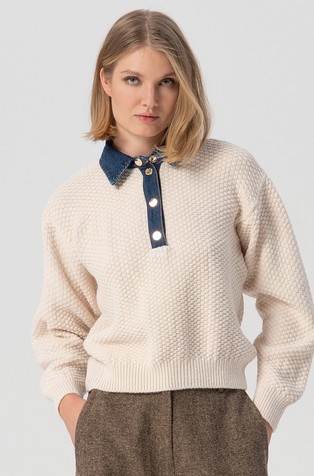 Teksturirano pleten pulover s kontrastnimi detajli