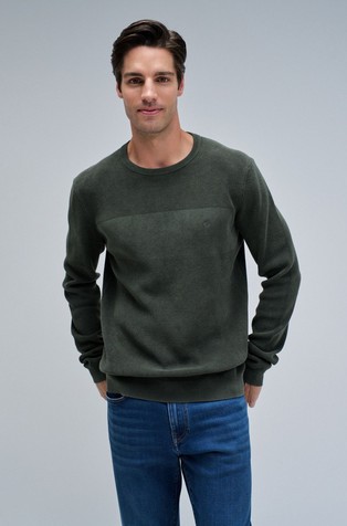 Knitted sweater with texture