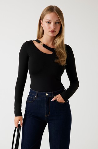 Majica z izrezanim detajlom in kovinskim elementom