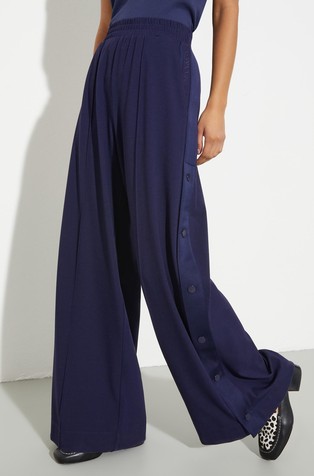 Široke jersey hlače s satenastim trakom na straneh