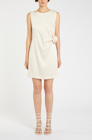 Satenasta obleka brez rokavov z dekorativnim cvetom