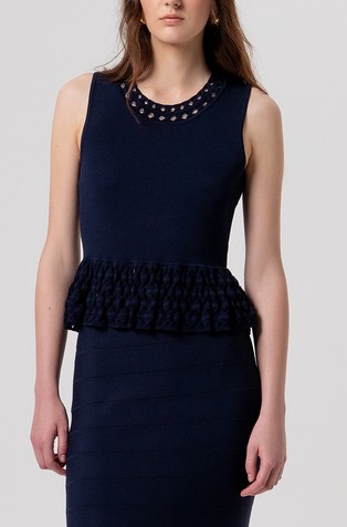 Pleten top z luknjičasto kvačkanimi detajli