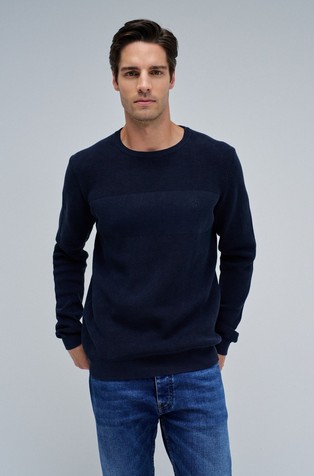 Knitted sweater with texture