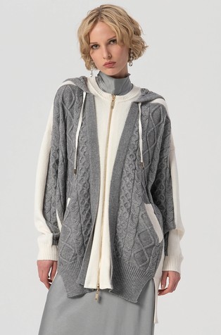 Oversized fit pletena jopa s kapuco in kontrastnimi vstavki