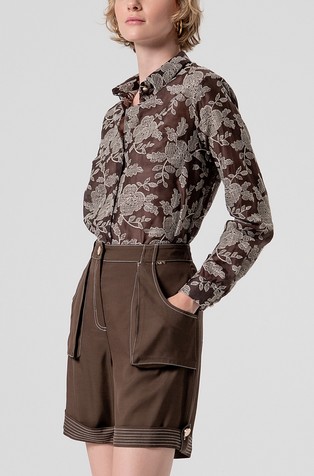 Kratke hlače s kontrastnimi detajli