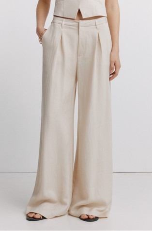 Hlače z gubami in širokimi hlačnicami