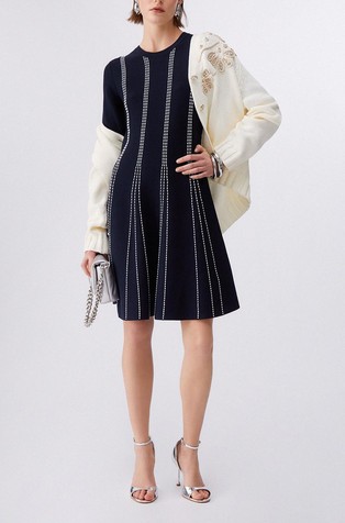 Kratka pletena obleka s kontrastnimi šivi